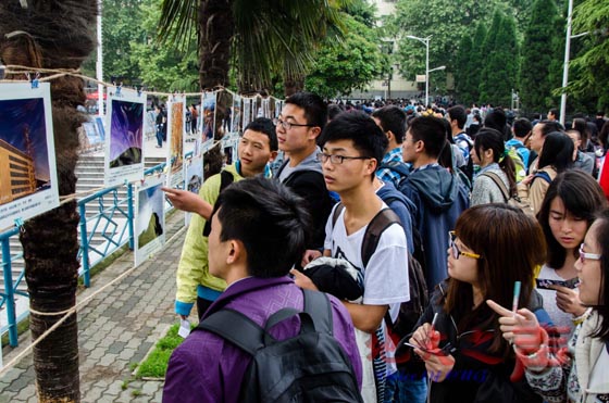 一、4月22日，聚·友缘杯中国地质大学（武汉）首届主题摄影大赛之我的“西游记（CUG）”生活入围作品公展在西区体育馆前开展。本次大赛由校党委宣传部发起，校报大学生记者团承办，共收到来自全校16个学院（课部）师生的600余幅作品，经过评委老师和校报记者团初选，最终确定28幅摄影作品入围。展览吸引了众多师生前来观看。