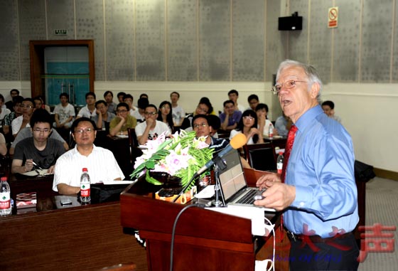 　二、霍夫曼教授为学校师生作题为《地幔柱是如何把深部地幔样品带到地表的》的学术报告。（屠傲凌摄）