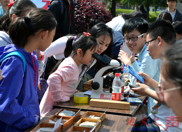 　　四、在逸夫博物馆门口的科普广场，古生物化石及海报科普展吸引众多市民参观体验。