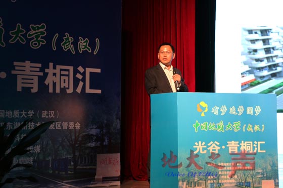 　　五、千叶珠宝董事长林明杰、北京发研工程董事长潘鸿宝、四方光电董事长熊友辉等3名校友热心返校，分享他们各自的创业经验。