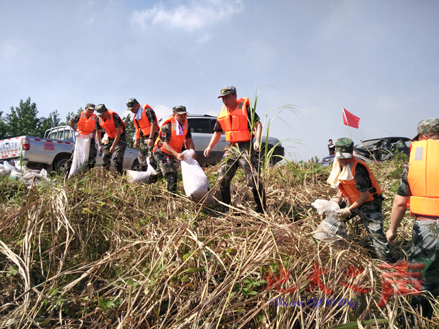 　　7月9日，根据洪山区防汛指挥部的指示，我校民兵抢险应急分队24人赶赴天兴洲防洪责任大堤，进行防汛抢险。(刘从贵摄)