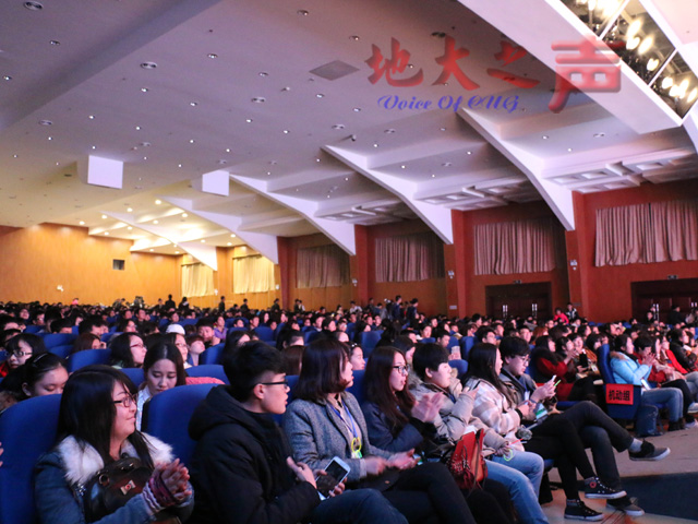 　　12月4日晚，第八届“超级班级对抗赛”决赛在弘毅堂举行，艺术与传媒学院、自动化学院、环境学院、机械与电子信息学院、珠宝学院、马克思主义学院、体育课部等10个班参与了“超级班级对抗赛”决赛。经过精彩的比赛，艺术与传媒学院、体育课部获得一等奖，其他班级分获其他奖项。（何健辉 张子涵 程远摄）