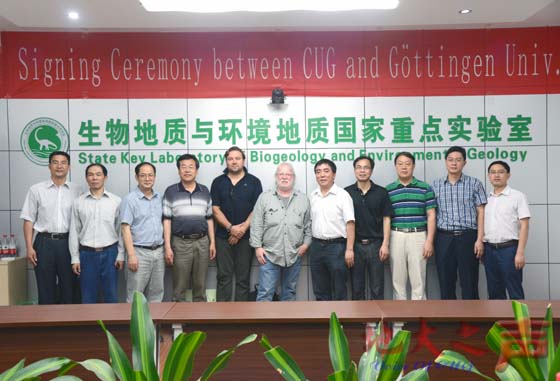 6月11日，我校与德国哥廷根大学签署学术交流合作协议。副校长赖旭龙，哥廷根大学地球生物学主任乔西姆赖特纳 (Joachim Reitner) 教授（左六），相关部门负责人参加此次活动。