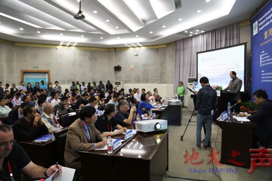 二、与会专家学者围绕会议主题进行学术交流。（张庭宁 郑丽媛 程远 屠傲凌摄）