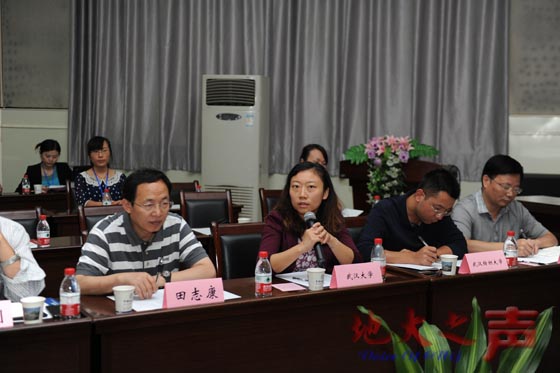 四、参会省直单位、高校代表就关于促进我省知识产权工作进行讨论座谈。（屠傲凌摄）