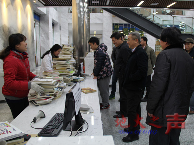 　　3月2日，全体在校校领导，相关职能部门负责人对北区新大门及周边操场、广场，珠宝科研大楼，数理学院地下室，图书馆，留学生公寓、南区学海楼周边等维修改造及在建项目进行检查。（周曦摄）