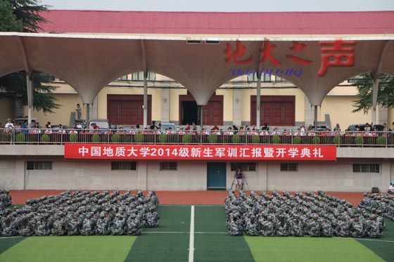 　一、9月30日上午，2014级本科生军训汇演暨开学典礼在西区田径场举行。