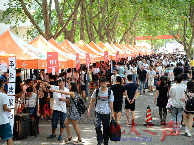 　　三、学长学姐迎接来自全国各地的“小鲜肉”。