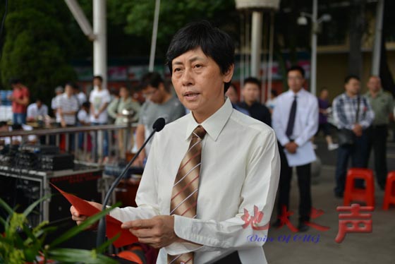 五、校党委副书记朱勤文教授宣读2014年军训团表彰决定。