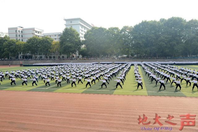 　　九、经济管理学院400名新生进行军体拳表演。（周子豪 吴子敬 肖蕃 刘茜玥摄）