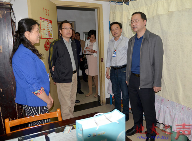 　　5月1日，校党委书记何光彩、副校长万清祥一行慰问节日期间坚守岗位的后勤一线员工，给他们送去节日祝福。何光彩、万清祥一行走访了研究生公寓2号楼、东区水电一站式大厅、图书馆、迎宾楼等后勤保障服务工作点，看望了正在坚守岗位的员工，对大家的辛勤劳动表示感谢。学校办公室、后勤保障处、校工会负责人参加走访慰问。（张玉贤摄）