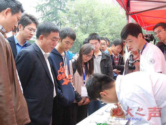 　　10月31日下午，第九届“chemistry show” 身边的化学实验展演在主楼前举行。“叶脉书签”、“油脂指纹”、“神秘的图画”与“水中写字”等精彩有趣的实验吸引了众多同学的参与。