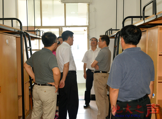 　　为确保新学期学校各项工作安全有序进行，9月2日，学校开展新学期校园检查。在校校领导，相关部门负责人对南望山庄西侧围墙、学生宿舍、图书馆、游泳馆、教学综合楼等维修改造及在建项目进行检查。（张玉贤 周曦摄）