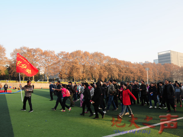 　　为营造良好的冬季健身氛围，12月8日下午，机关工会在西区大操场举行以“迎新年、树新风”为主题的冬季健身月活动。300多名教职工分别参加了欢乐毛毛虫、无敌风火轮、成语接力、健步走等四个项目的活动。（屠傲凌 张玉贤 杨阳摄）