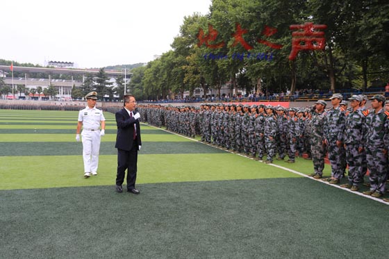 三、校长王焰新讲话并检阅全体新生队列。