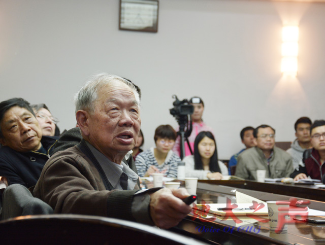 　　3月27日，华中构造力学研究中心名誉主任杨巍然教授为师生作专题学术报告，畅谈登山精神。校党委副书记傅安洲，相关学院、课部的师生参加论坛。（何健辉 韩紫嫣摄）