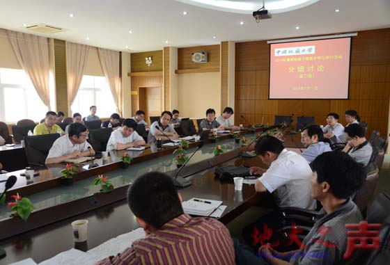六、本次专题学习围绕“大学章程与深化改革”进行分组讨论。（张玉贤摄）