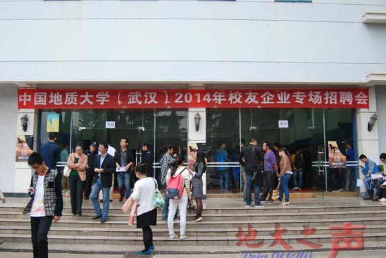 10月18日上午，由学生工作处、校友与社会合作处联合举办的首场校友企业专场招聘会在西区体育馆举行。共有40余家校友企业、70余名校友企业负责人参会，招聘岗位涵盖通信、工程、机电、金融、外语等专业，近2000名我校学生参加应聘。（寿建林 郑笛畅摄）