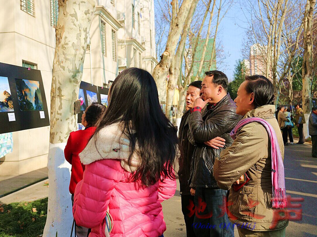 　　12月30日，2014年中国地质大学（武汉）山野摄影协会影展在校东区化石林展出，此次影展共展出影协会员拍摄创作的作品120余幅，精彩的作品吸引了众多观众的驻足观看。（李建军 屠傲凌摄）