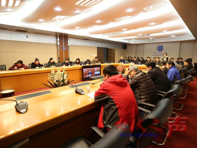 　　12月4日下午，2015年全国普通高校毕业生就业创业工作网络视频会议召开，校党委书记郝翔、校党委副书记傅安洲，本科生招生工作领导小组成员，相关职能部门负责人，各学院院长，分管教学、研究生工作副院长，党委副书记在网络技术中心会议室参加会议。（赵子豪 郑笛畅摄）