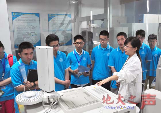 四、营员们参加学院特色活动，聆听专家科普讲座，参观国家重点实验室等。（张玉贤  校报记者团摄）