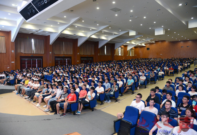 　　一、9月5日，我校2016级新生“入学教育引导月”活动正式拉开帷幕。图为校党委副书记傅安洲在弘毅堂为新生作题为《我们的历史与精神》的主题讲座。