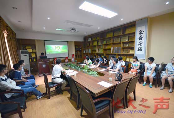 四、营员们参加学院特色活动，聆听专家科普讲座，参观国家重点实验室等。（张玉贤  校报记者团摄）
