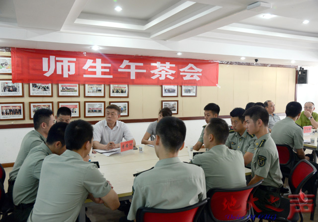 　　6月17日，2016届毕业国防生师生午茶会在师生交流厅举行。校党委副书记傅安洲，国防生培养单位和相关职能部门负责人，毕业国防生代表等参加。（张玉贤摄）