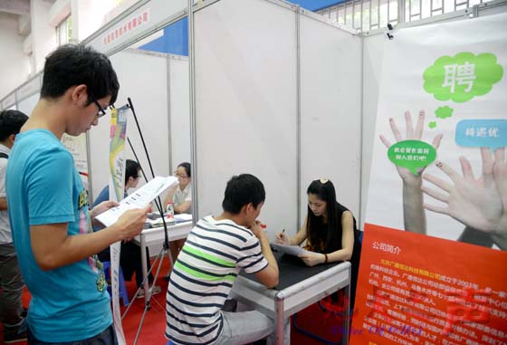 　6月7日，我校2014年IT与信息领域实习生双选会在西区体育馆举行。来自IT业的百度、二十一世纪空间技术应用股份有限公司等近40家用人单位参会，为我校相关专业学生提供近600个实习岗位。（张玉贤  王云帆摄）