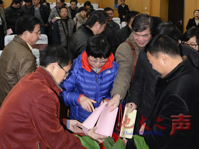　　二、对校领导班子进行民主测评。（屠傲凌摄）