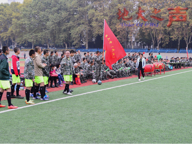 　　11月9日，我校与武汉大学国防生军政技能大比武在学校攀岩馆拉开序幕。湖北省军区主任李庆云上校、驻校干事郭理想，地大国防生管理办公室负责人等参加活动，武大、地大数百名国防生进行了羽毛球和足球比赛，并观看攀岩表演。此次国防生军政技能大比武还将进行指挥班级队列、队列教学法、手榴弹投掷、拔河、篮球等30余个项目的比赛，赛期为时一个月。（程远 周阳摄）