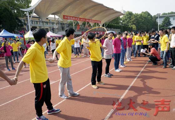 4月27日，第七届校研究生运动会举行，本次比赛项目有8×50米接力、拔河比赛、智转呼啦圈、旋风跑等。图为比赛现场。（李艳 周子豪摄）