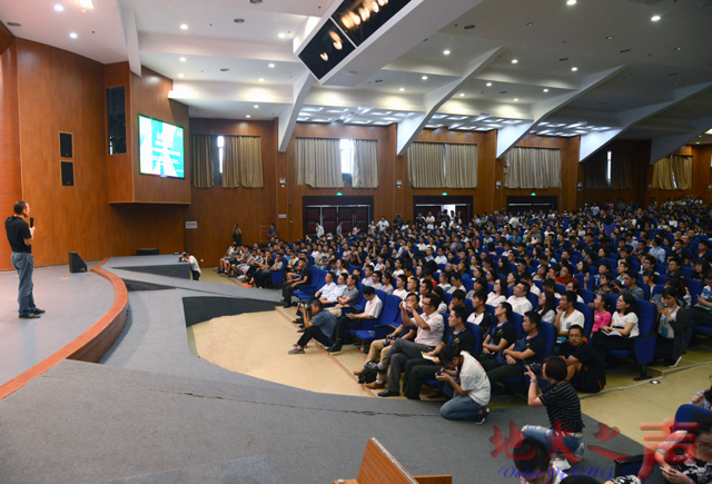 　　一、9月23日，2016年中国大学生学习规划公益巡讲会（中国地质大学武汉站）在我校西区弘毅堂举行。新东方创始人俞敏洪以“保持进步，心向未来”为主题，为广大师生作精彩演讲。副校长万清祥，地球科学学院李长安教授和千余名师生聆听讲座。