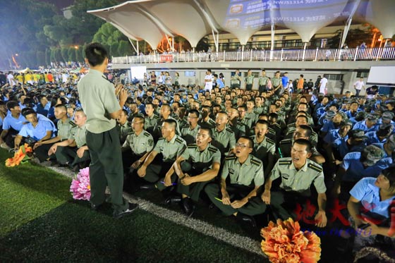 9月25日晚，2014年迎新晚会在我校西区体育场举行。晚会在各营队嘹亮的歌声中拉开帷幕，由2014级新生、海军工程大学教官及学长们带来的《壮志飞扬》、《强军战歌》、《响当当的连队》、《夜来香》、《小苹果》、《Nobody》、《勘探队员之歌》等一系列精彩的节目给师生带来了一个难忘的夜晚。（刘宏宇摄）