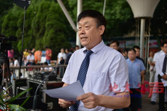 七、校党委副书记主持军训汇报暨开学典礼。
