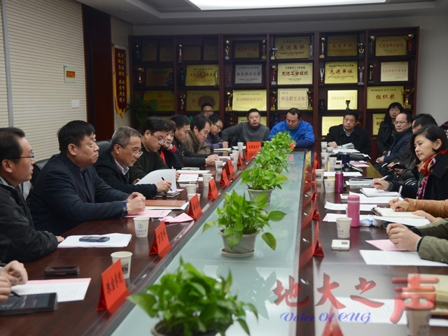 　　四、与会人员听取了学校关于体育工作、游泳馆建设以及珠宝科研大楼建设情况的汇报。（屠傲凌 康唯摄）