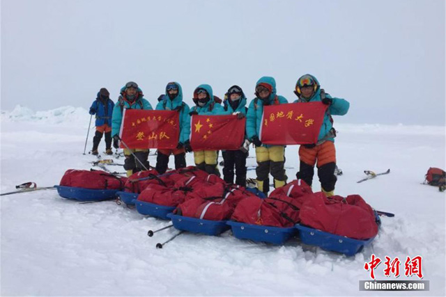 　　中国地质大学（武汉）登山队6名队员历时7天徒步，于北京时间24日21时57分抵达北极点，完成“7+2”科考计划第七站。一路上队员们克服零下四十至五十度的低温、凛冽的寒风以及随处可见的冰裂缝等恶劣环境，甚至出现冻伤、睡梦中差点掉入冰裂缝等危险情况。图为登山队员历时7天成功徒步至北极点。 何鹏飞摄