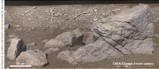 “龙岩”,这是一块出露约1.5米高,距离玉兔号约3米远的玄武岩露头。背景可见一个年轻的陨石坑,直径450米,边缘多碎屑砾石(图像摘自:Xiao, Long. "China's touch on the Moon." Nature Geoscience 7.6 (2014): 391-392.) “龙岩”,这是一块出露约1.5米高,距离玉兔号约3米远的玄武岩露头。背景可见一个年轻的陨石坑,直径450米,边缘多碎屑砾石(图像摘自:Xiao, Long. "China's touch on the Moon." Nature Geoscience 7.6 (2014): 391-392.)