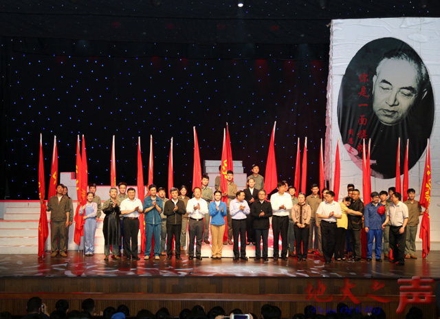　　三、演出结束后，唐良智、校领导与参演同学合影留念。（张睿摄）