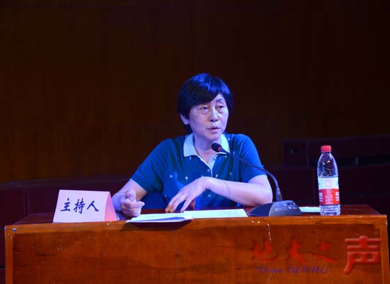 三、校党委副书记朱勤文主持会议。（张玉贤摄）