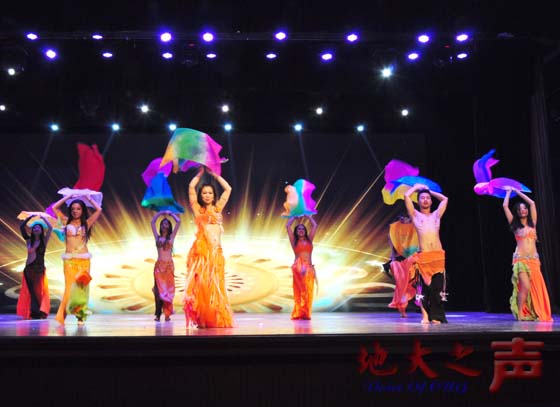 一、6月19日，“七校之光 助梦青海”公益演出——“水晶之夜”在弘毅堂举行。来自华中地区各高校的爱心人士献上了一场温馨的义演。