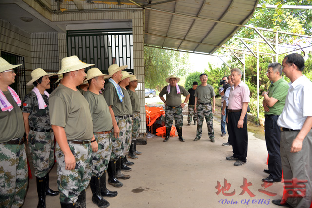 　　一、7月12日，校党委副书记傅安洲，相关部门负责人一行赶赴天兴洲，慰问抗洪抢险队员，为他们送来水、食物等生活必需品。