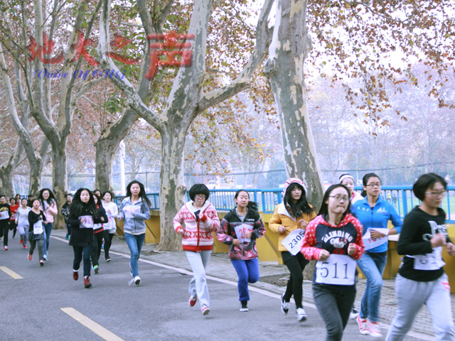 　　一、12月9日，为纪念“一二•九”运动，我校举办了“一二•九”长跑活动。来自全校20个学院（课部）的近400名运动员参加了比赛。