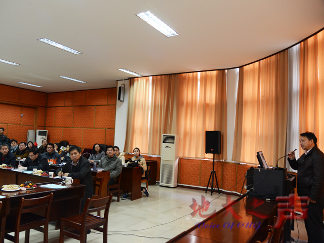 　　12月19日，“丝绸之路学院”建设方案研讨会在东苑会议室召开，与会人员听取了“丝绸之路学院”成立背景与建设初步方案介绍，并围绕学院发展战略、专业及课程设置、如何定位等议题进行讨论。（阳敏 周雨婧 屠傲凌摄）