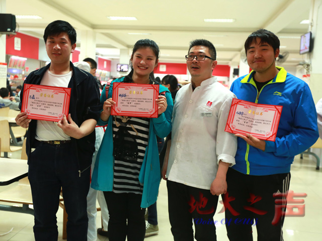 　　4月20日，“中快餐饮”大胃王极限挑战赛在学校北区食堂举行，参加比赛的同学品尝美食，经过激烈角逐，比赛最终决出挑战赛前3名。（赵子豪摄）