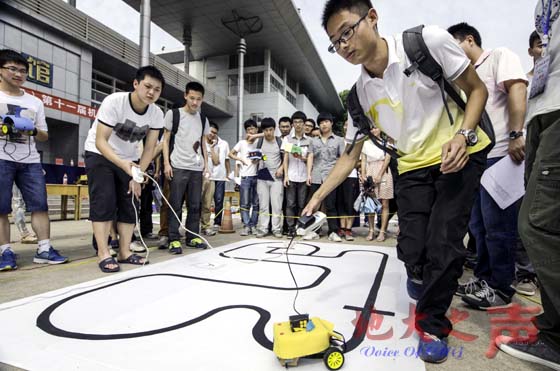 5月29日，我校机械与电子信息学院十一届机器人大赛决赛举行。该赛事集趣味性与知识性于一体，旨在培养学生动手能力，增强学生科技创新意识。据悉，本次大赛共有125支团队、近500名学生参加比赛。（郑潇平 张玉贤摄）