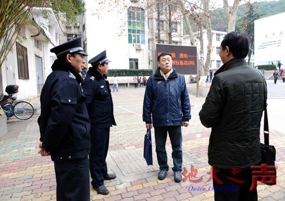 　　一、3月7日，校领导傅安洲、万清祥及相关职能部门负责人分两组对校园环境卫生、安全隐患、安防现状、校内交通及车辆停放现状、商业网点经营情况、建筑工地安全管理等方面进行实地检查。