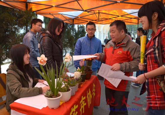 　近日，我校“百团大战”在校园内掀起阵阵硝烟，“主持人社”、“牵手助学团”、“花卉协会”等近百个社团的招新点俨然一派招聘会景象，人气爆棚。（张玉贤 刘宏宇 周子豪摄）