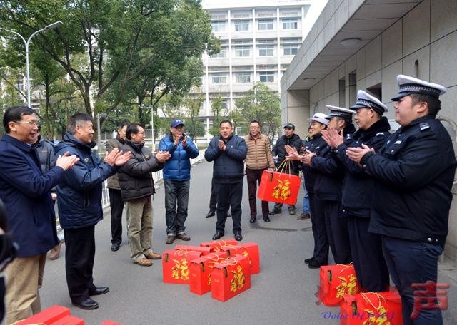 　　七、傅安洲、成金华，万清祥一行，向春节期间坚守岗位的一线教职工送上新春祝福。（屠傲凌 张玉贤摄）