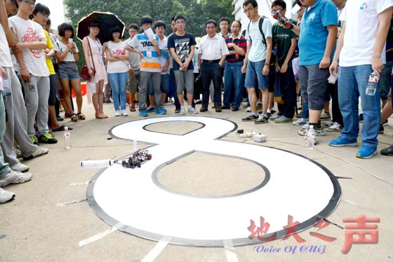 5月29日，我校机械与电子信息学院十一届机器人大赛决赛举行。该赛事集趣味性与知识性于一体，旨在培养学生动手能力，增强学生科技创新意识。据悉，本次大赛共有125支团队、近500名学生参加比赛。（郑潇平 张玉贤摄）